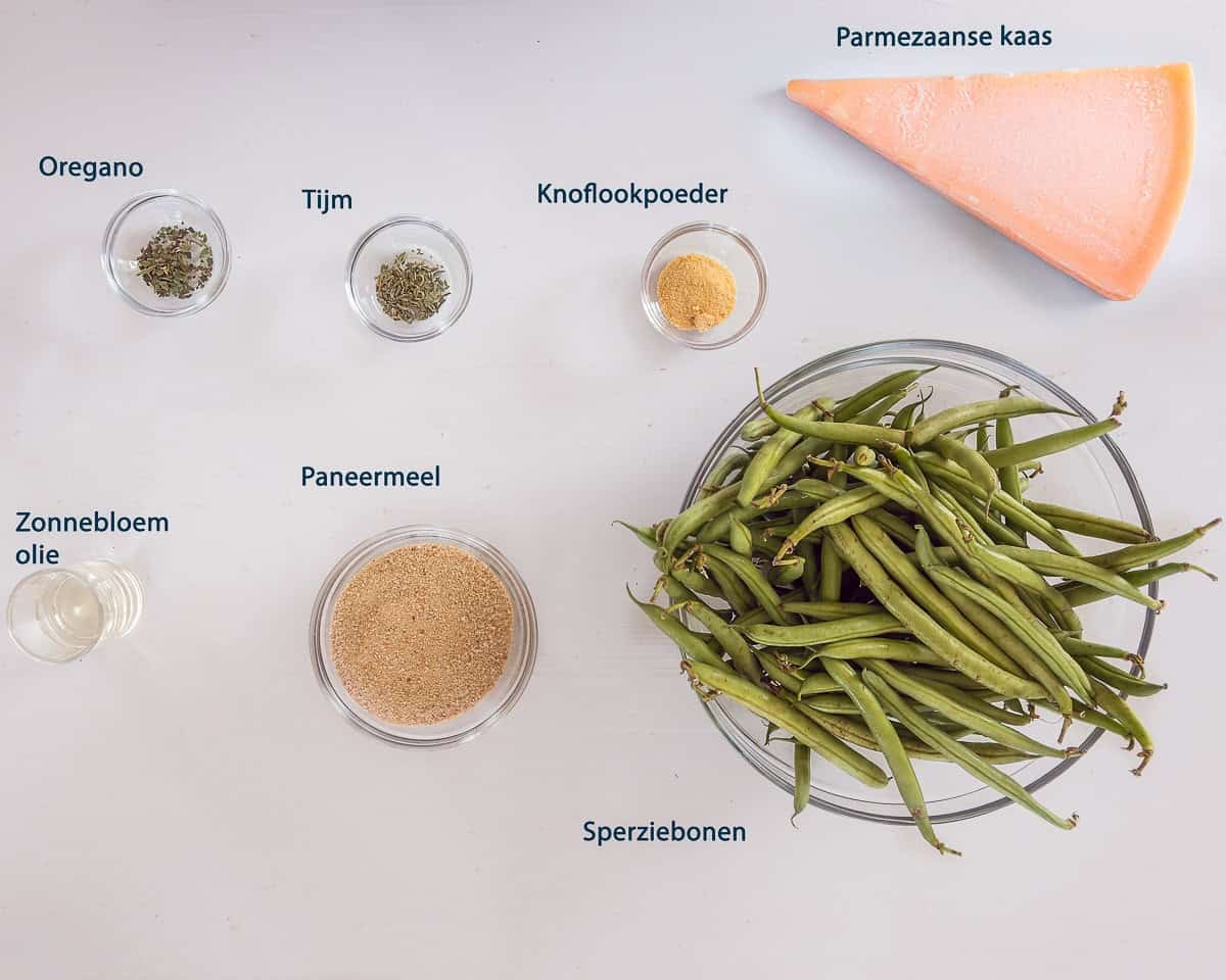 Ingredienten Sperziebonen met Parmezaan op een witte ondergrond met tekstbeschrijving.