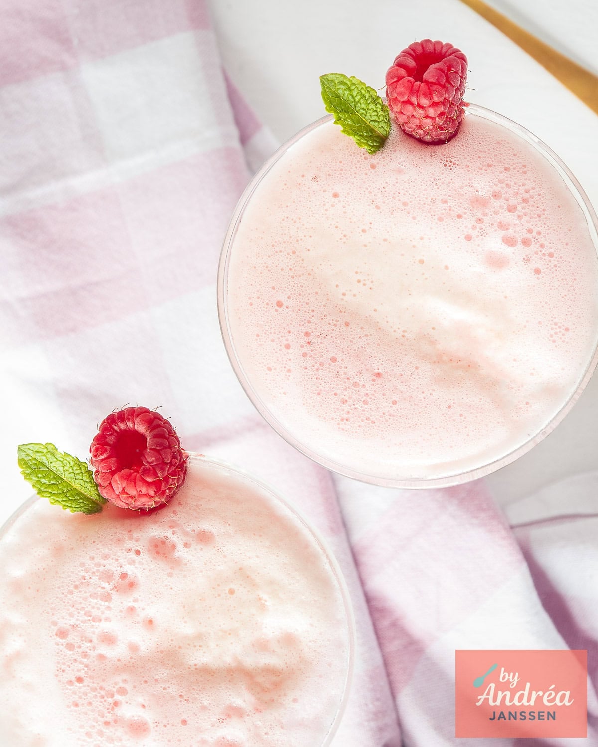 A photo from above with a raspberry cocktail with gin and Prosecco