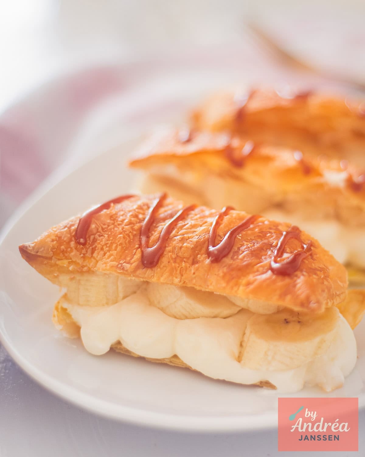 Een wit bord met drie banoffee tompouces.