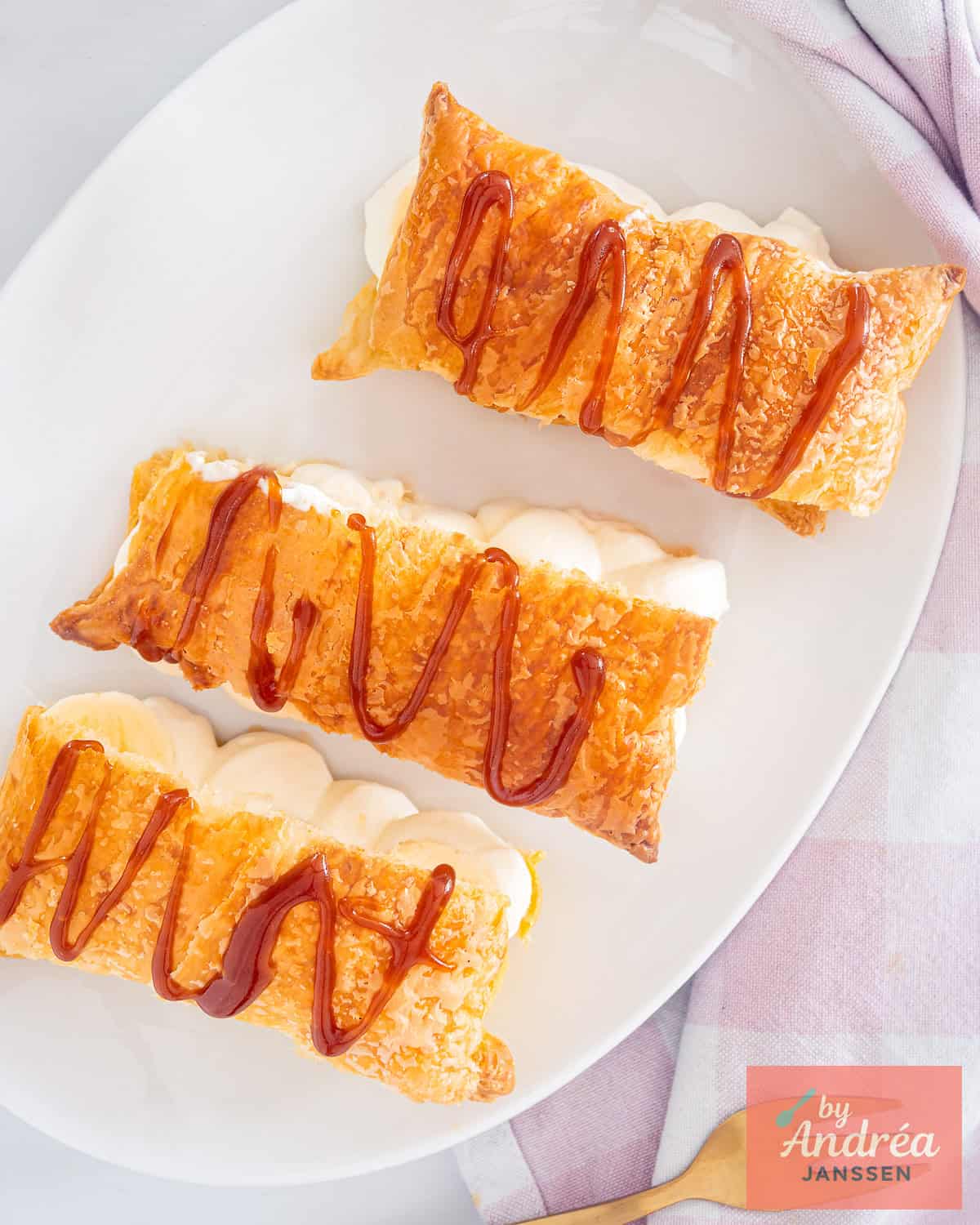 Een foto van bovenaf met bladerdeeg van banoffee met karamelsaus