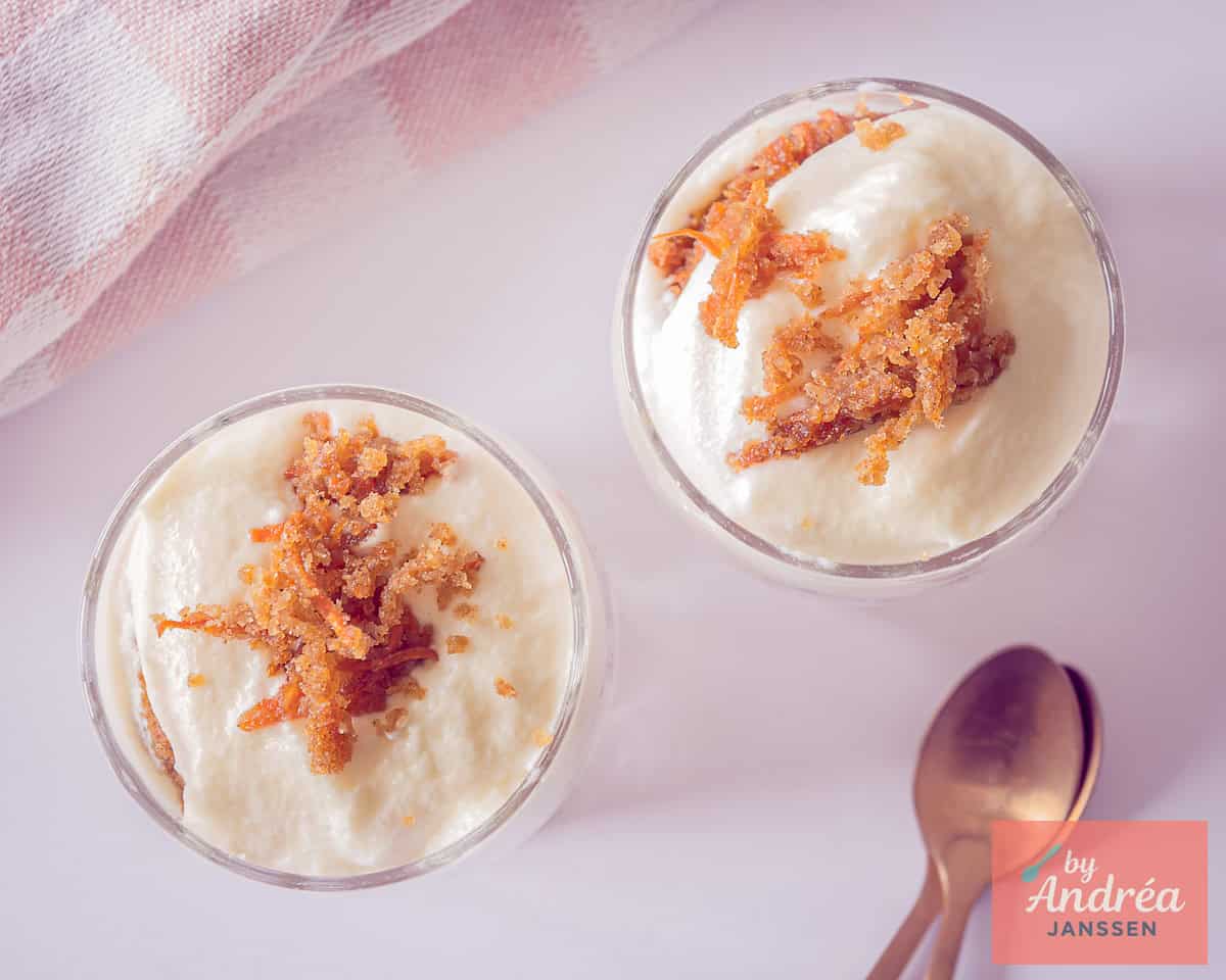 Build the glasses with carrot cake parfait with white chocolate