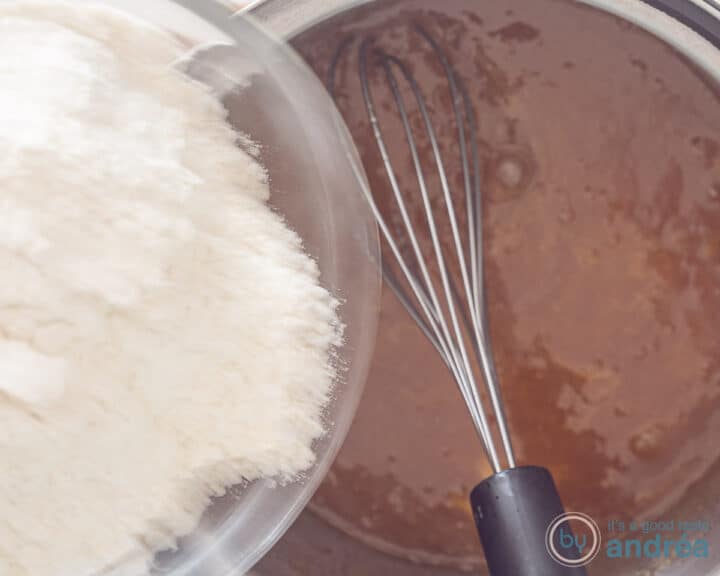 Aan het beslag wordt bloem toegevoegd.