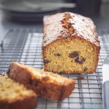 Granola cake with currant and walnuts