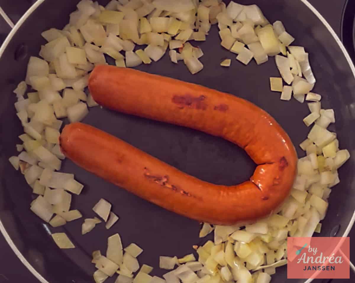 Fry the rookworst (smoked sausage) on both sides.