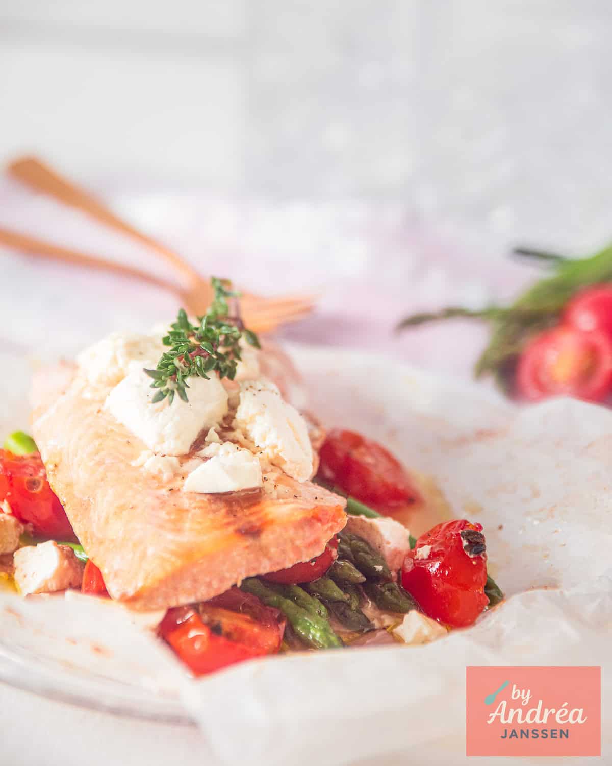 Salmon Parcels with Asparagus and Tomatoes