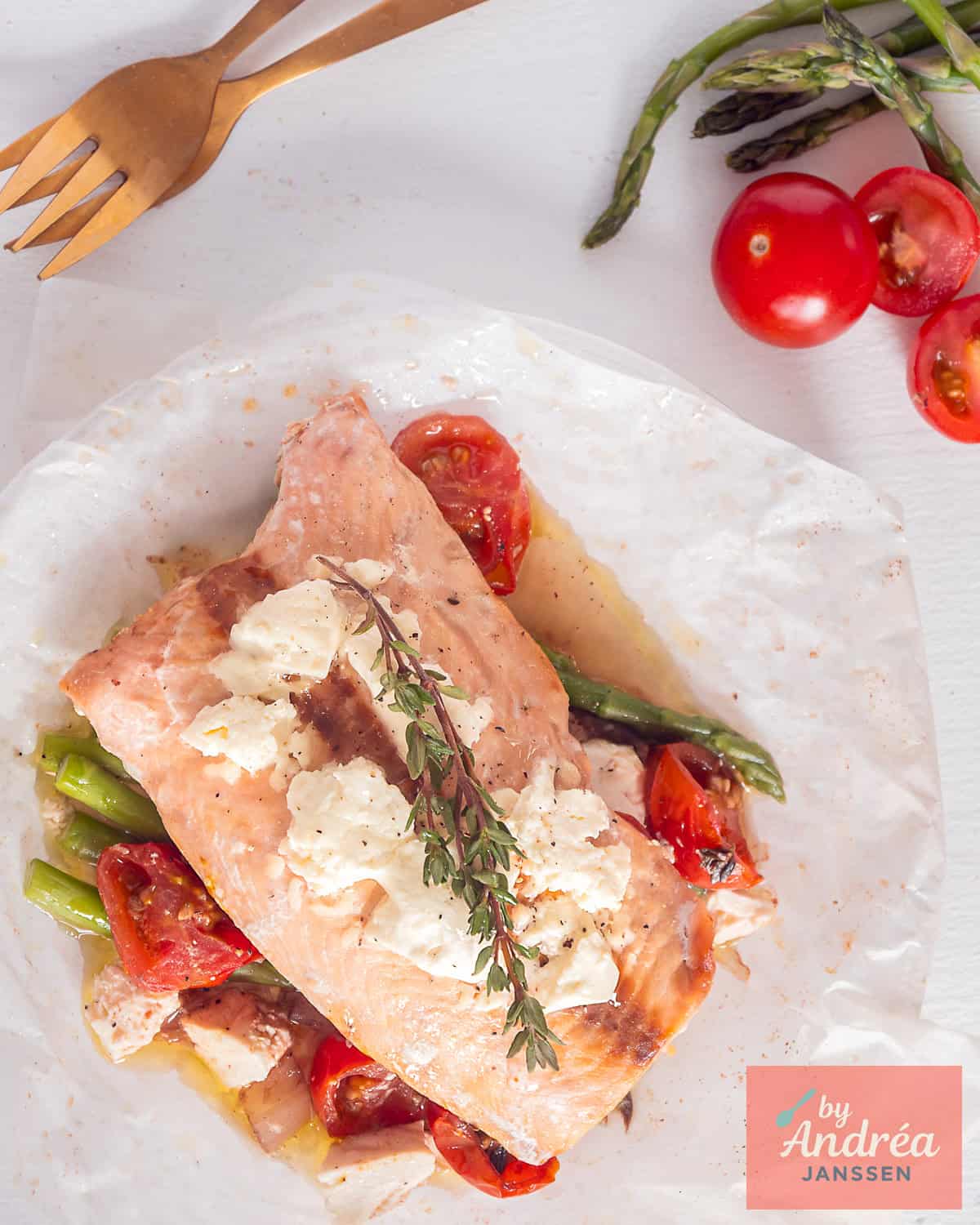 Salmon with Asparagus and Cherry Tomatoes in Parchment