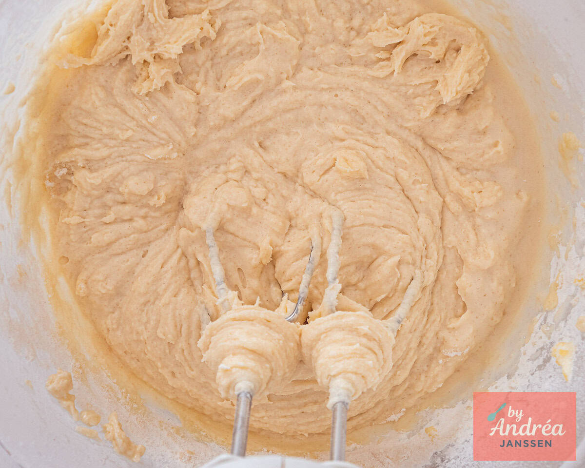 Een glazen kom waarin muffin beslag wordt gemixt.