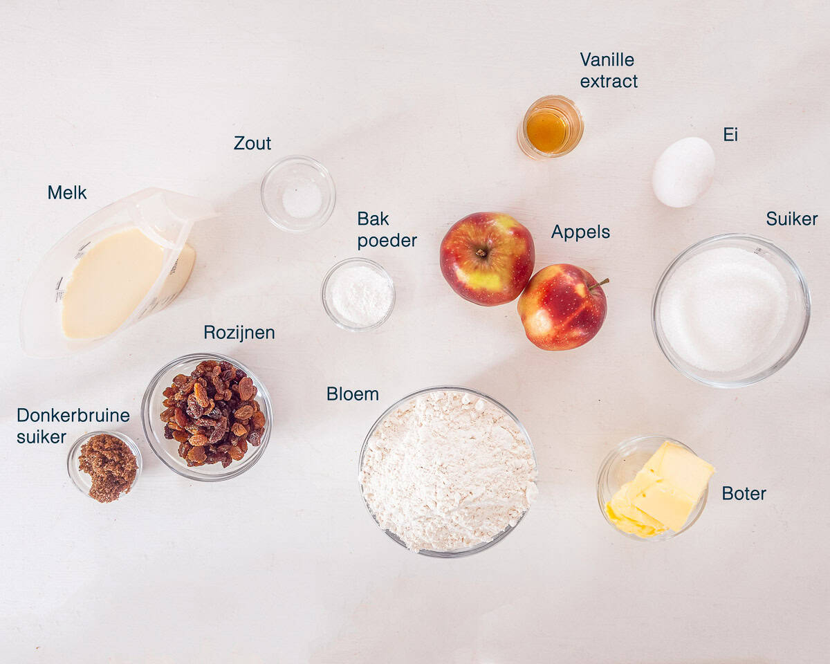 Ingredienten Muffin met appel en rozijnen op een witte ondergrond met tekstbeschrijving.