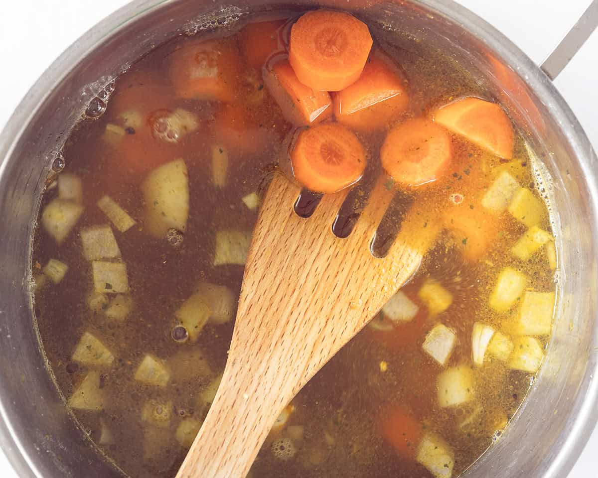 Carrots, onion, stock and spices are brought to a boil.