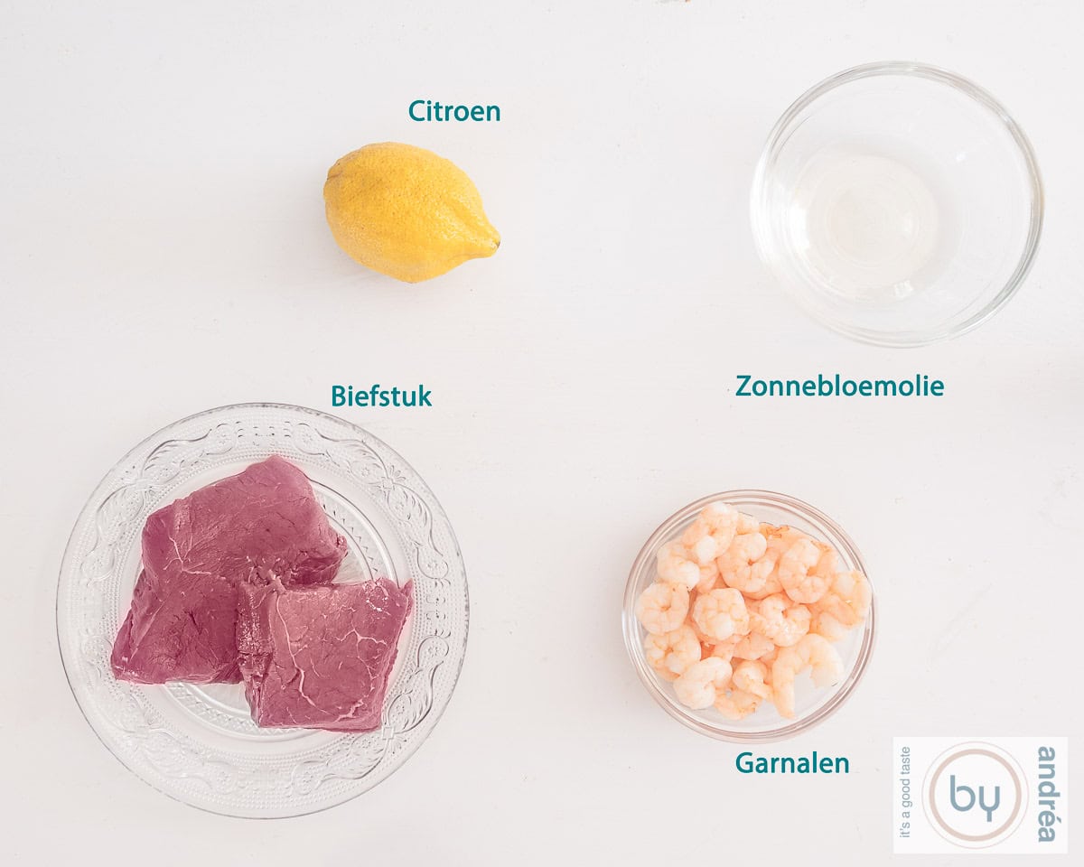 Witte ondergrond met ingredienten voor Surf en Turf BBQ Spiesjes met Garnalen en Biefstuk met tekst gelabeld