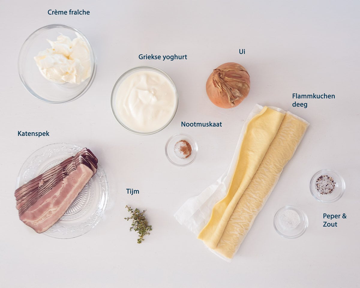 Ingredienten Flammkuchen Met Spek En Tijm op een witte ondergrond met tekstbeschrijving.