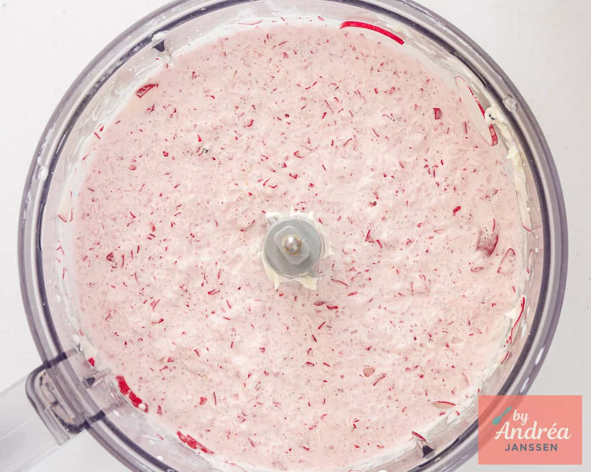 Pureer de radijsjes met room tot een puree