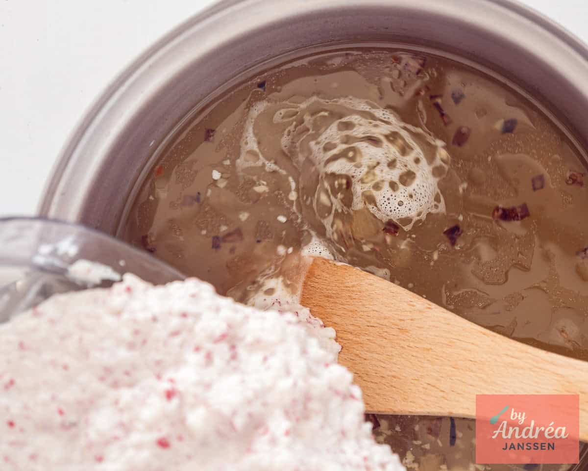 Voeg de radijsjesroom toe aan de bouillon