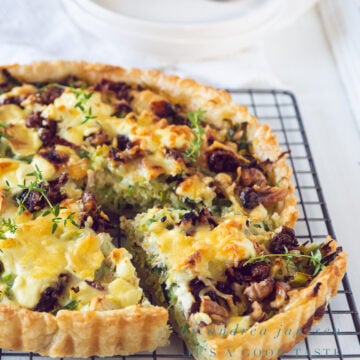 Leek quiche with goat cheese and walnuts