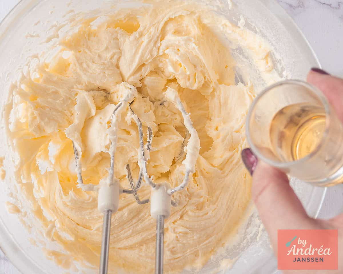Frosting waaraan vanille extract wordt toegevoegd.