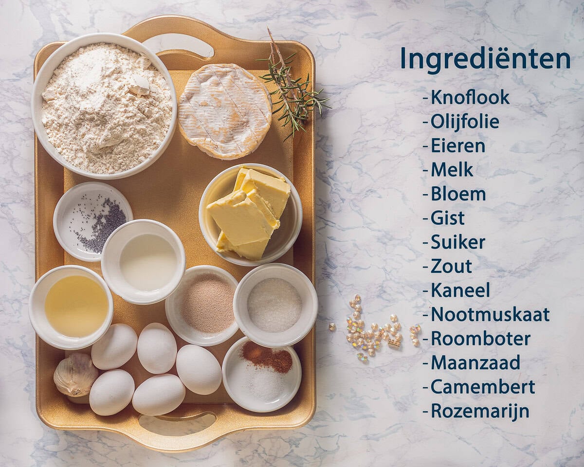 Ingredienten Breekbrood met Camembert op een gouden dienblad. Ernaast een opsomming van ingrediënten