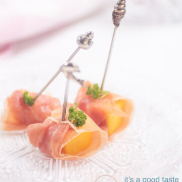 A glass plate with three appetizers with mango and prosciutto