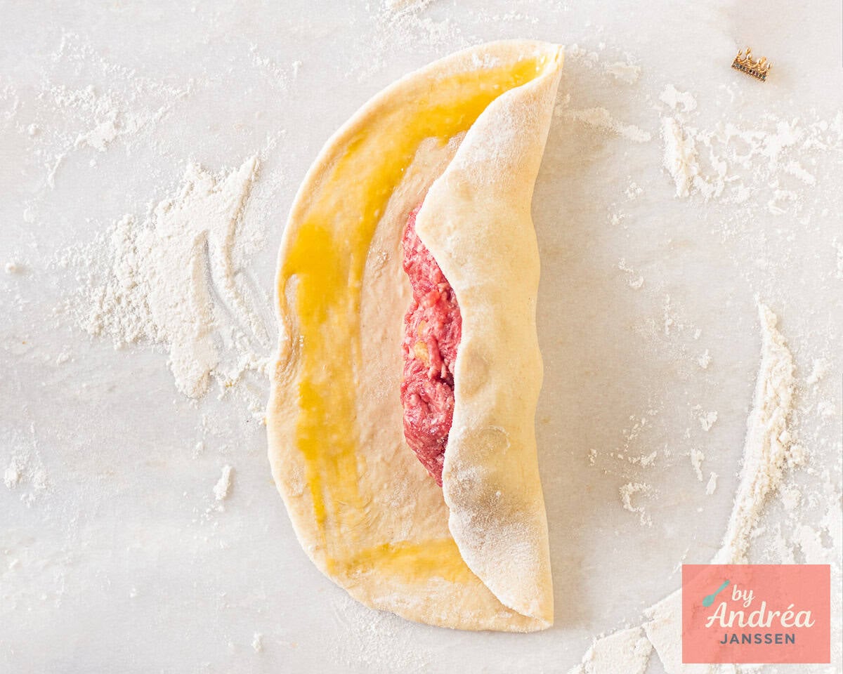 Roll sausages in the dough