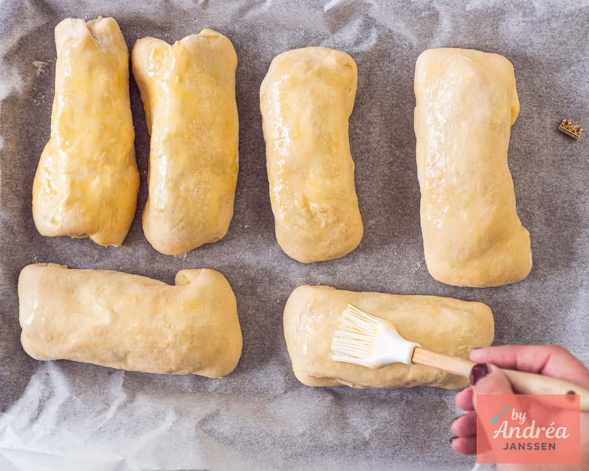 The worstenbroodjes get an egg wash