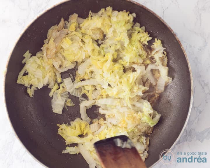 Stew the finely chopped cabbage in the butter in a pan.