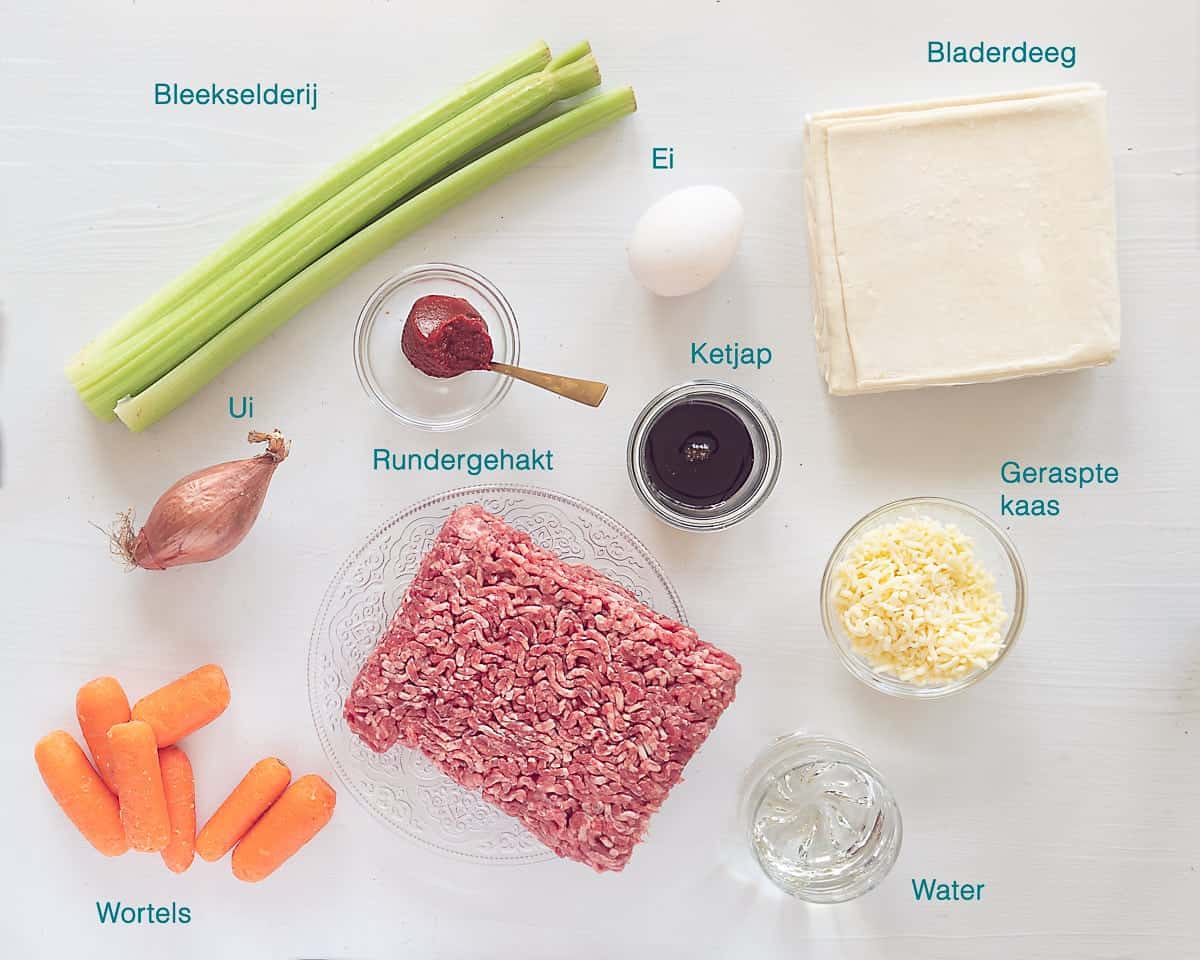 Ingrediënten Shepherd’s Pie, individueel gelabeld op een witte ondergrond.