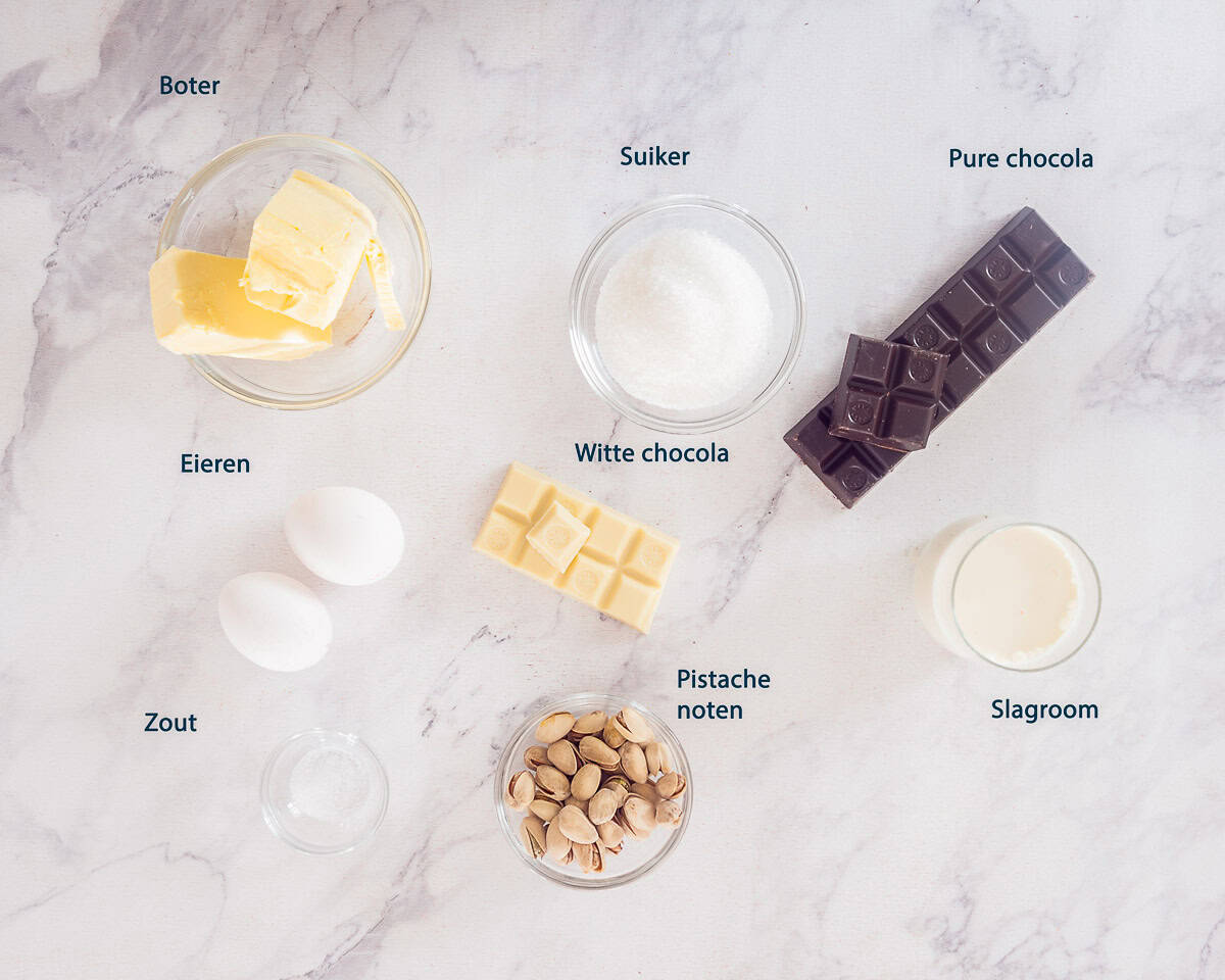 Ingredienten toppings drie chocolade cupcakes op een wit marmeren ondergrond met tekstbeschrijving.