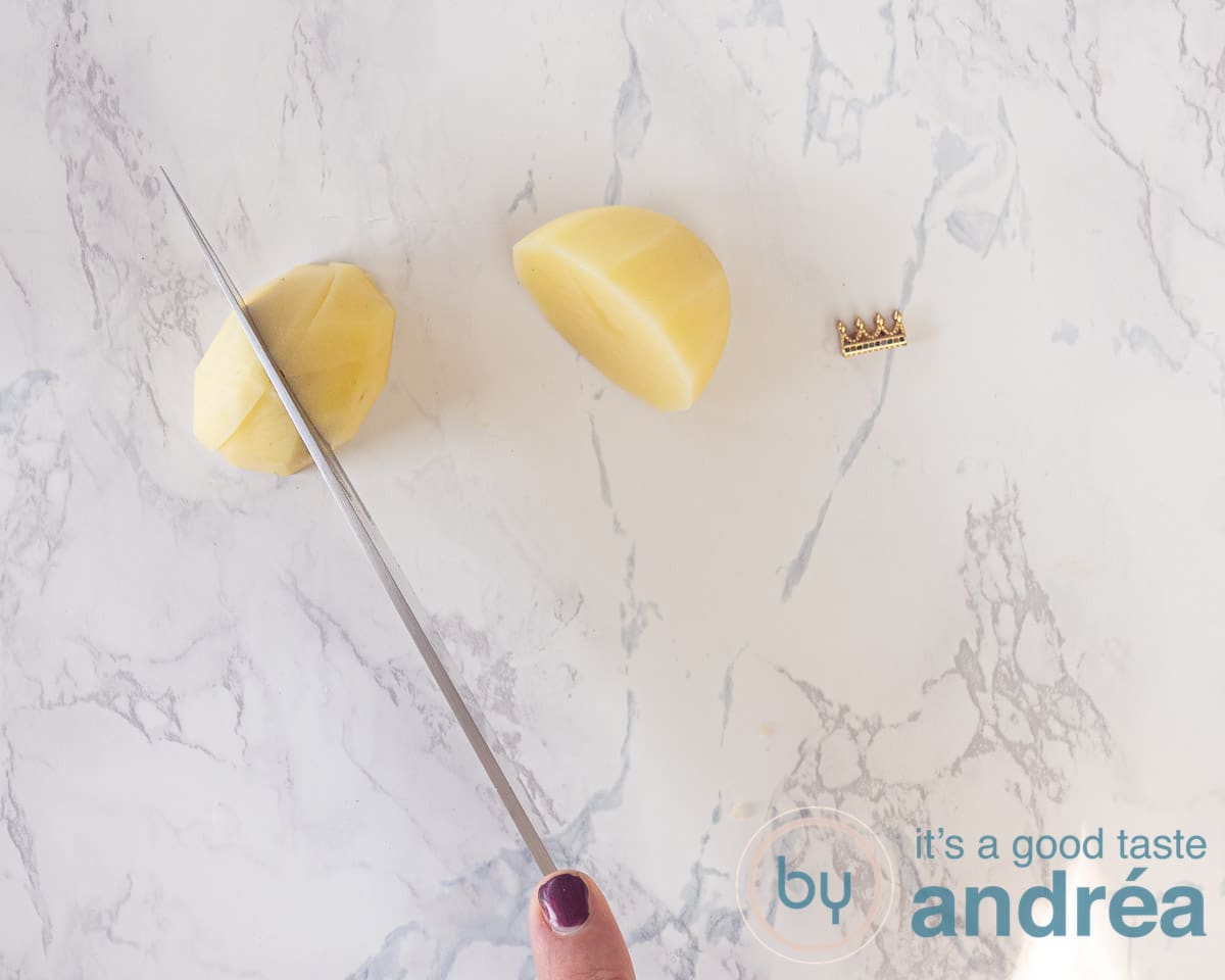 Slice the potatoes in wedges