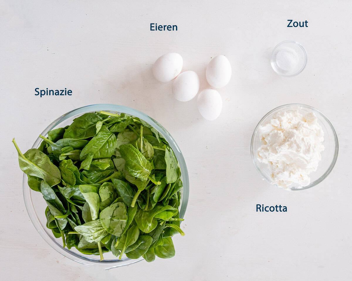 Ingredienten vulling katmer pie op een witte ondergrond met tekstbeschrijving