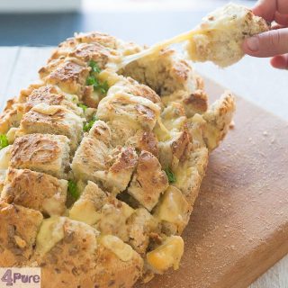 Pull apart brood met knoflookboter en kaas - pull apart bread with garlic butter and cheese