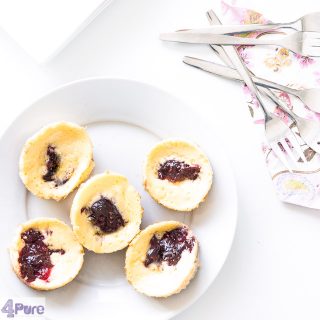 mini cheesecake met bosvruchten - mini cheesecakes with forest fruit jelly