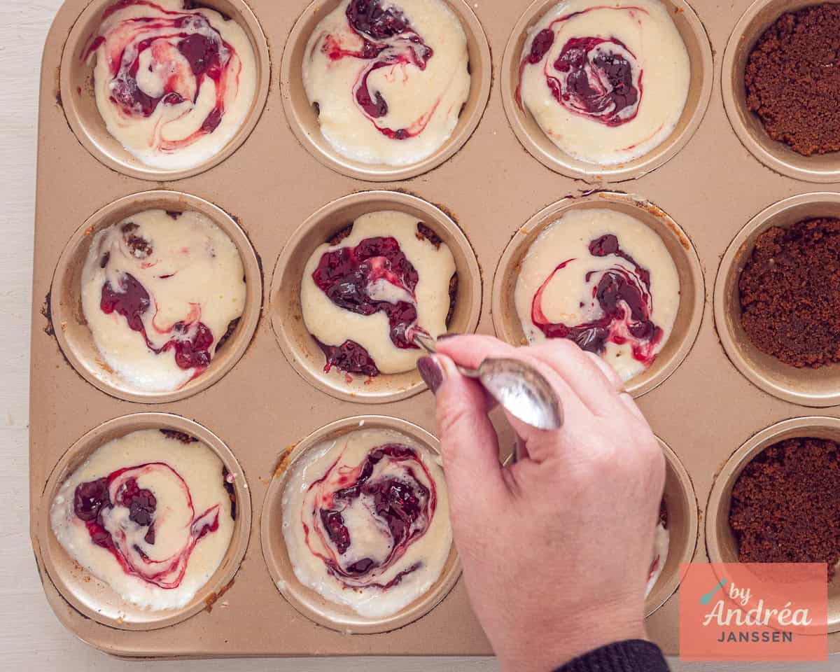 Swirl de jam door het cheesecake beslag