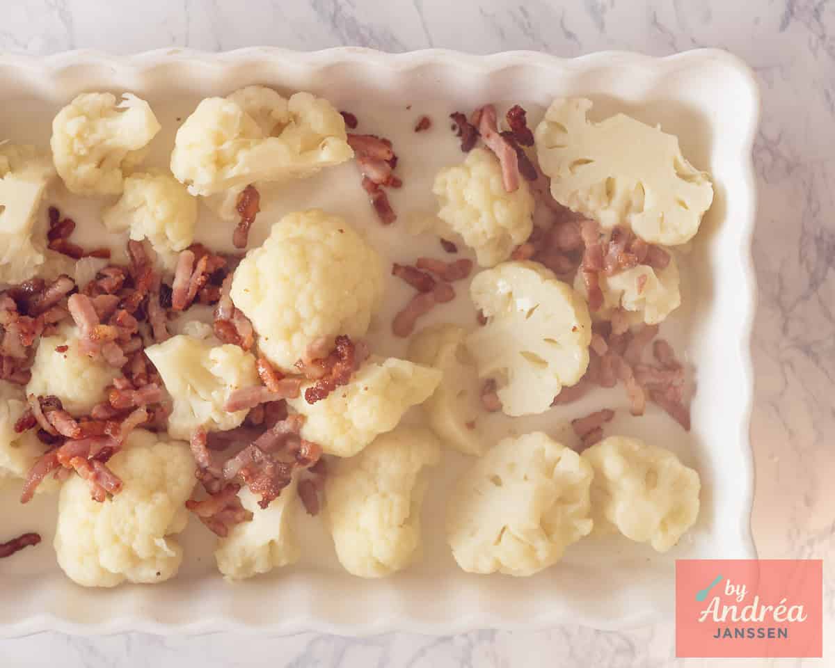 Een ovenschaal met bloemkool, spekjes.