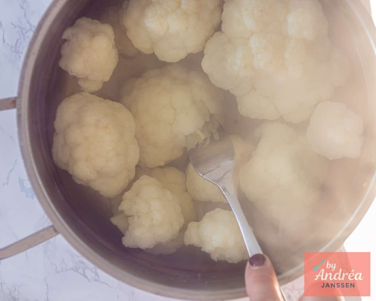 Gare bloemkool in een pan