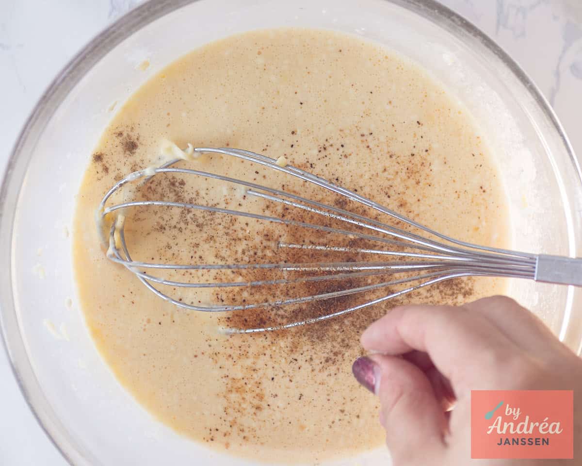Een romige saus met kaas en kruiden in een glazen schaal