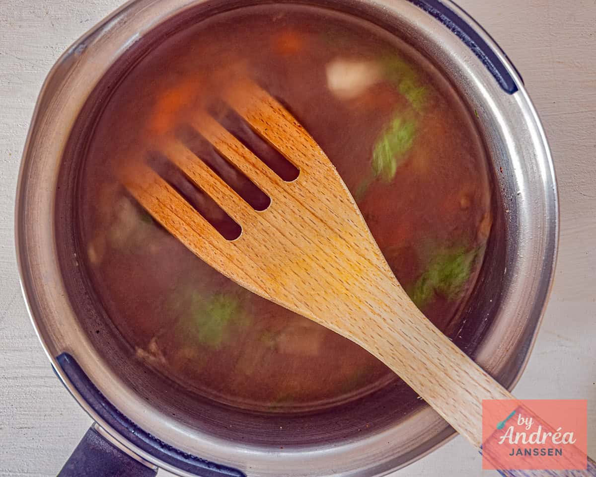 Voeg de bouillon en linzen toe aan de groenten
