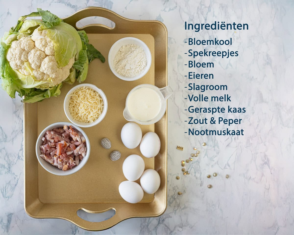 Ingredienten Bloemkool Ovenschotel Met Spek En Kaas op een gouden dienblad. Ernaast de ingredienten opgesomd.