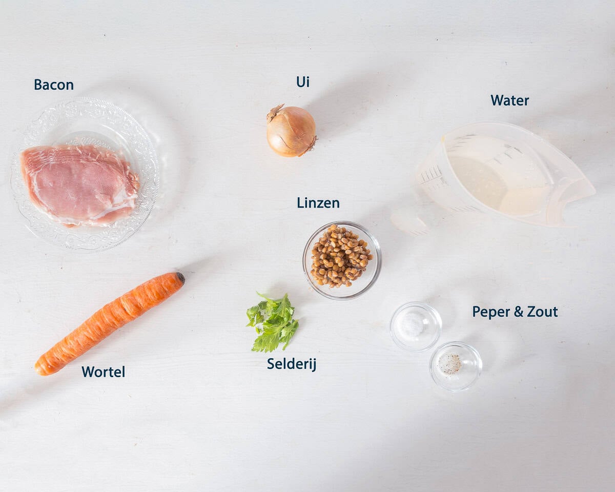 Ingredienten Franse linzensoep op een witte ondergrond met een tekstbeschrijving.