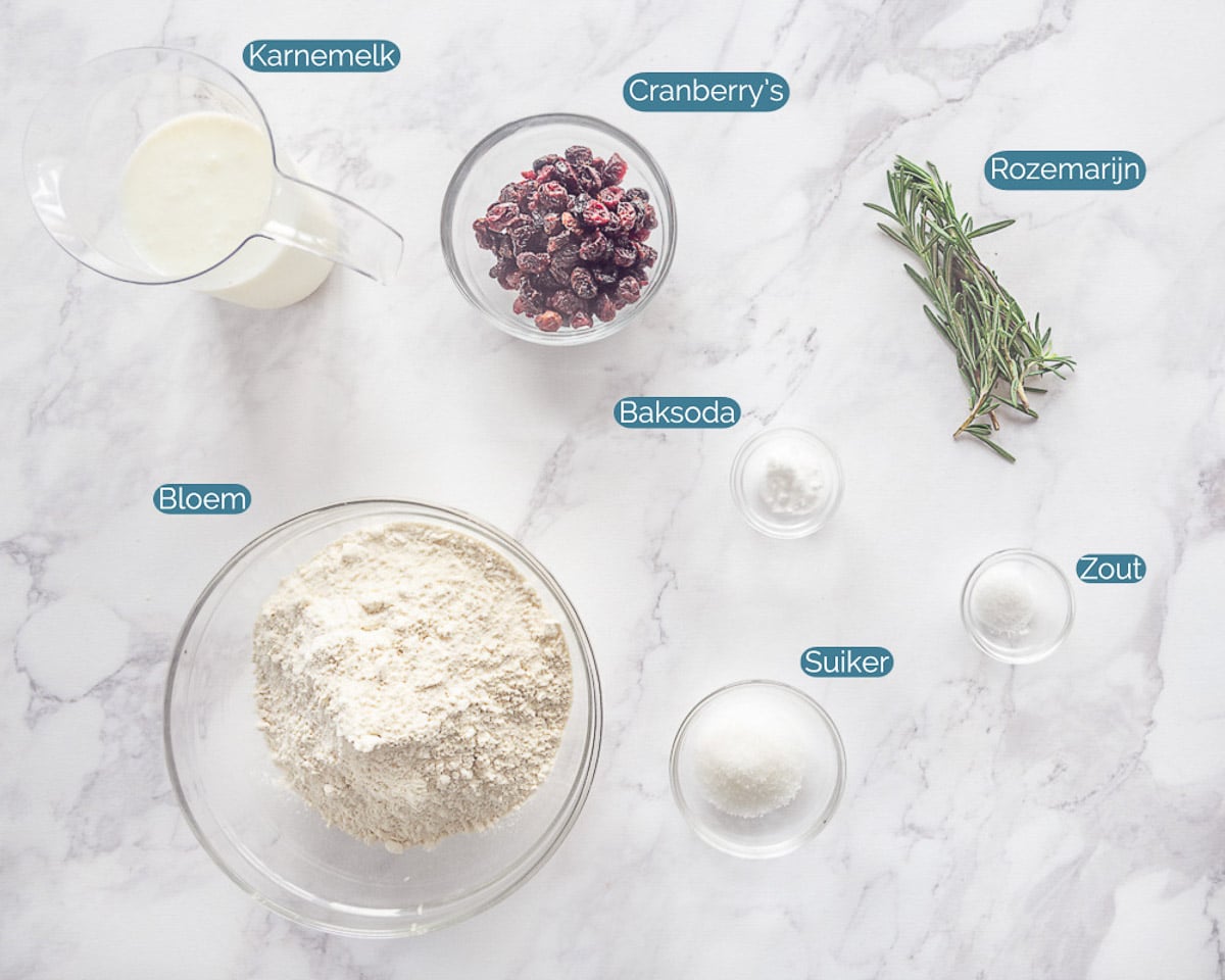 Ingrediënten Zelf Sodabrood Maken (Soda bread), individueel gelabeld op een witte marmeren ondergrond.