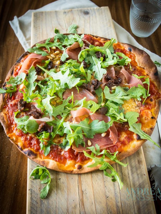 PIZZA ITALIAN DE LUXE MET PARMAHAM, RUCOLA EN PIJNBOOMPITJES-24 PIZZA ITALIAN DE LUXE MET PARMAHAM, RUCOLA EN PIJNBOOMPITJES-24