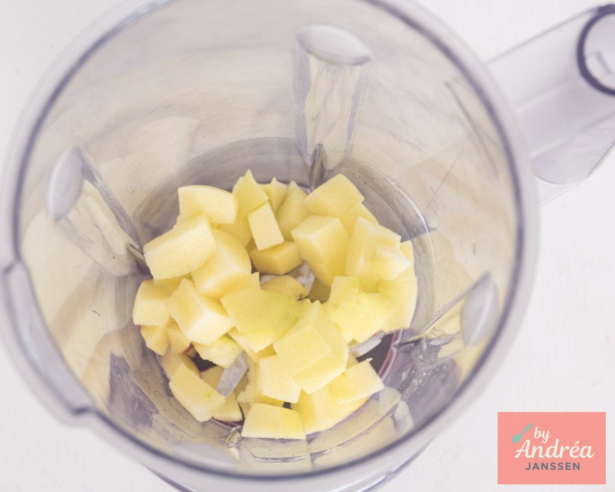 een keukenmachine met appelstukjes