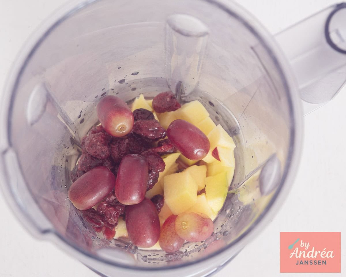 Een keukenmachine meet fruit en appelsap