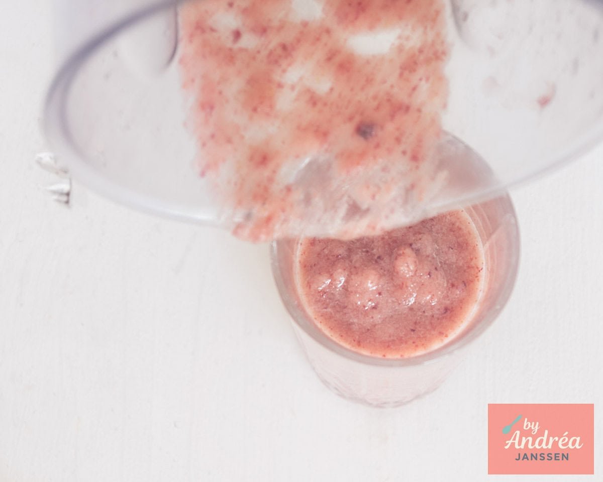 Smoothie wordt in het glas geschonken