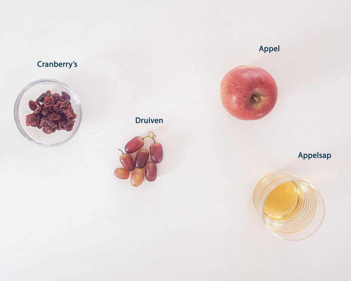 Ingredienten Appel Cranberry Smoothie een witte ondergrond en een tekst