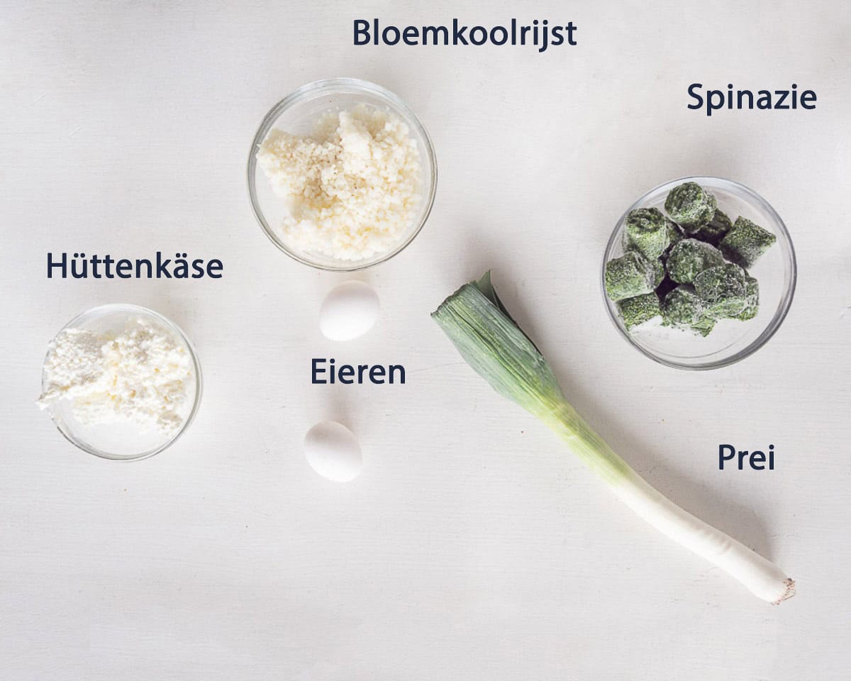 Ingredienten Bloemkoolrijst, spinazie en prei schotel, op een witte ondergrond, met een tekstbeschrijving.