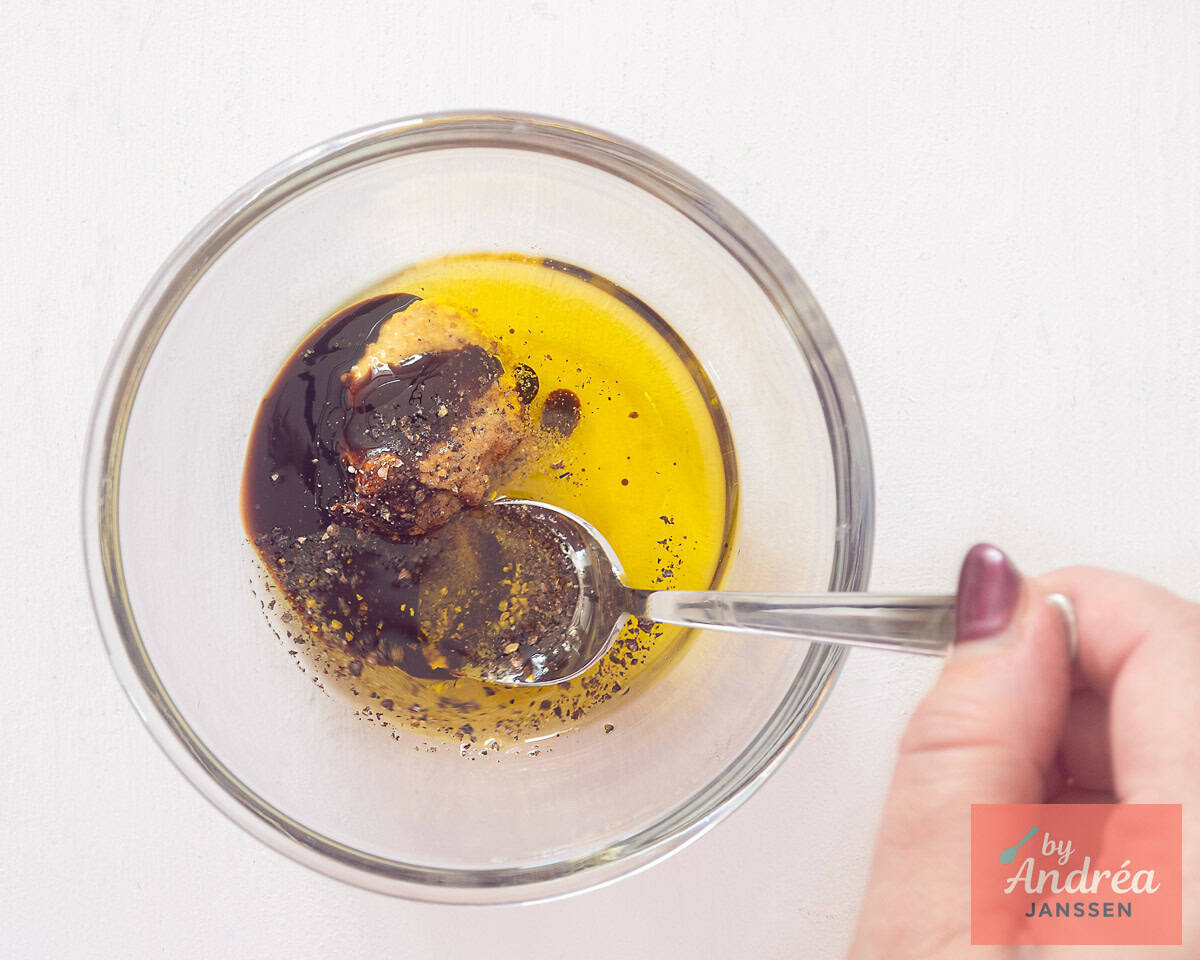 Een schaaltje met alle ingrediënten voor een dressing