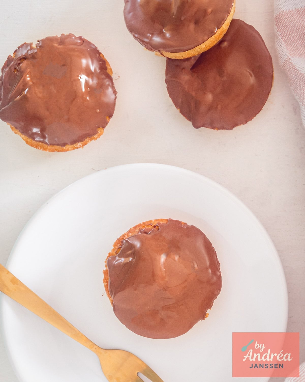 a picture from above 4 twix cupcakes.