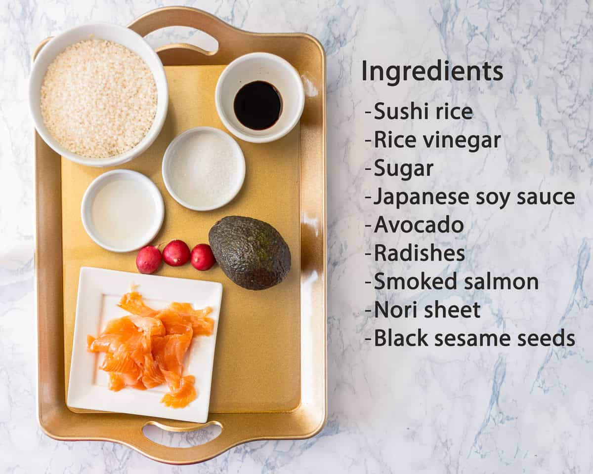 ingredients Smoked Salmon Sushi Bowl on a golden tray. Next to it a text description with ingredients.