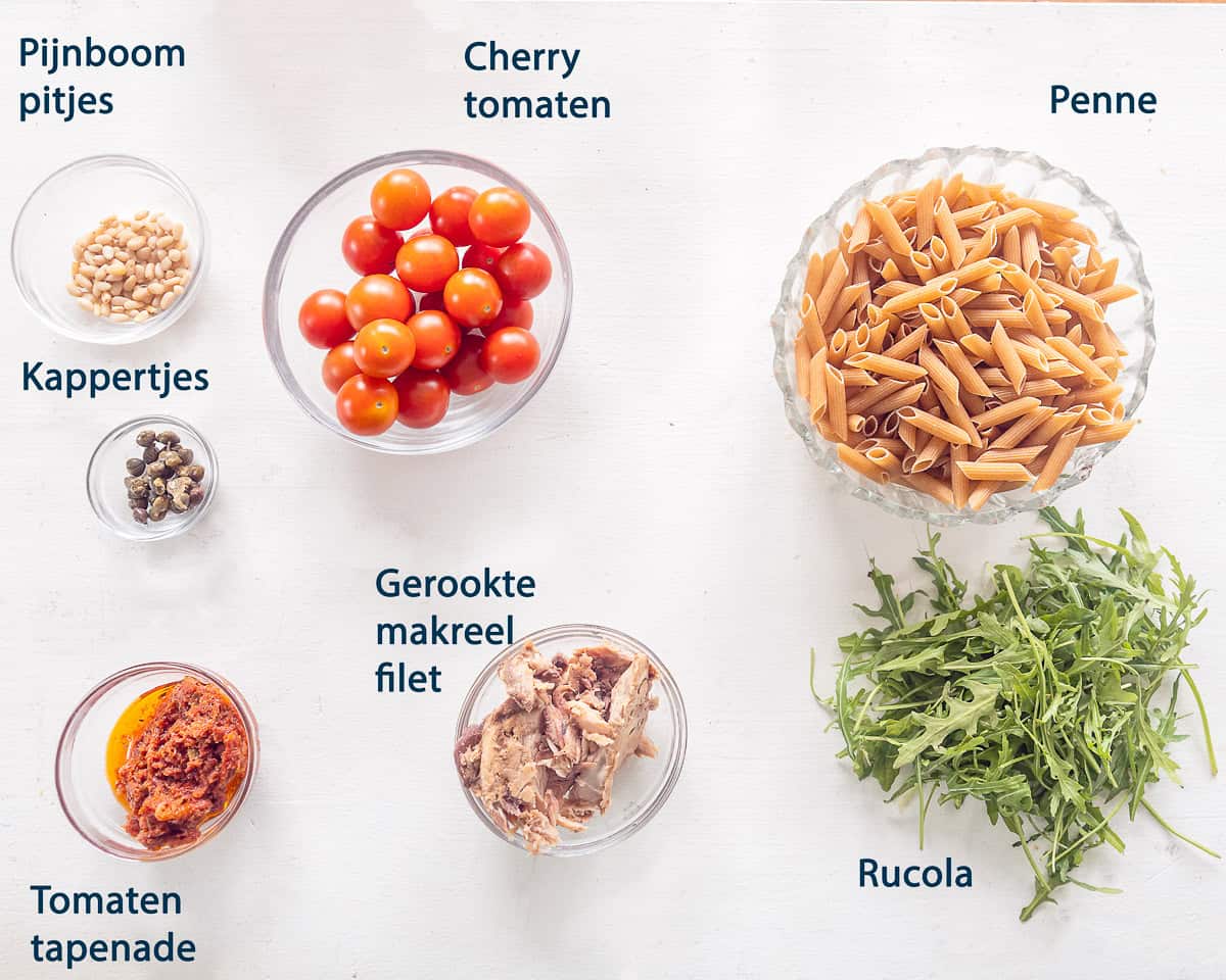Ingredienten Pasta met Gerookte Makreel op een witte ondergrond met tekstbeschrijving.