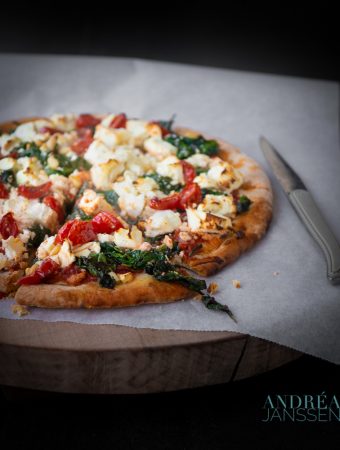 Pizza met spinazie, feta en pijnboompitten-Pizza met spinazie, feta en pijnboompitten–15-bewerkt Pizza met spinazie, feta en pijnboompitten-Pizza met spinazie, feta en pijnboompitten--15-bewerkt