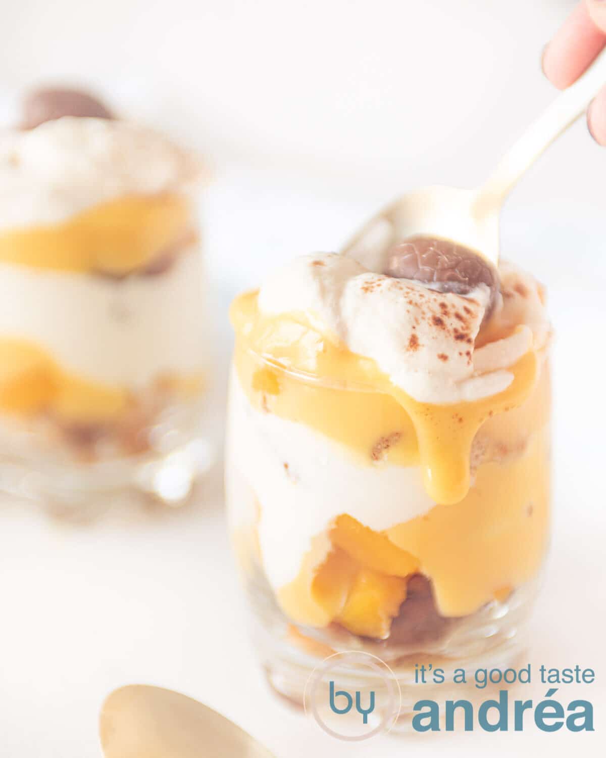 A recipe for a quick tiramisu with eggnog and peaches